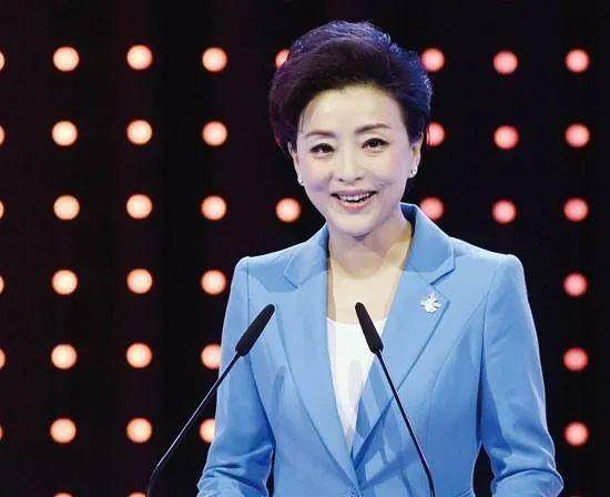 富豪|原创曾是“东方美人”的央视一姐，嫁大10岁富豪隐退，66岁胖成贾玲