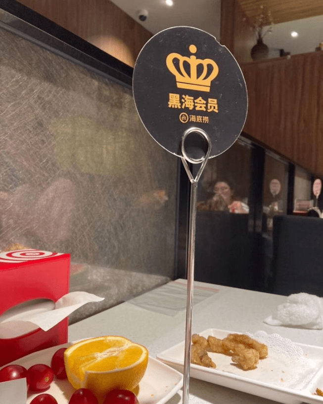 男子因是海底捞黑海会员还要排队,直接气进医院打点滴