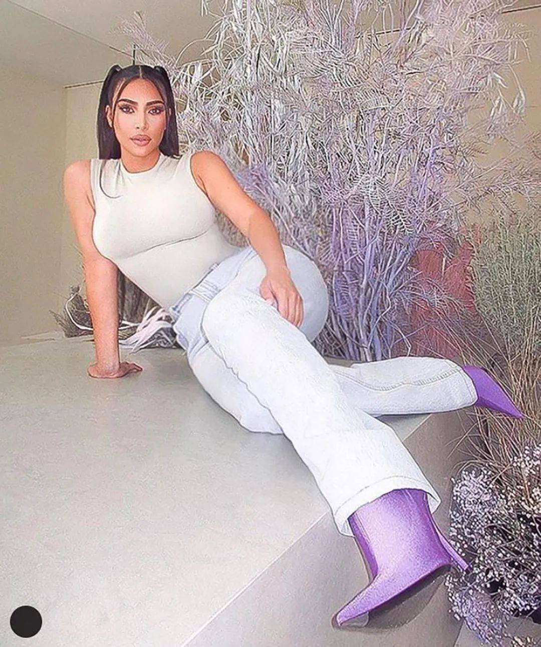 腿部|40岁金卡戴珊吸睛真强，穿薄纱裙透出腿部曲线，还捋起来秀紧身裤