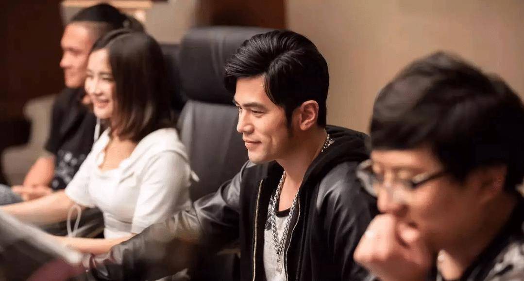 
明星的游戏名都叫啥？万茜可爱 林更新自恋 看到薛之谦：太嚣张“三亿体育”(图3)