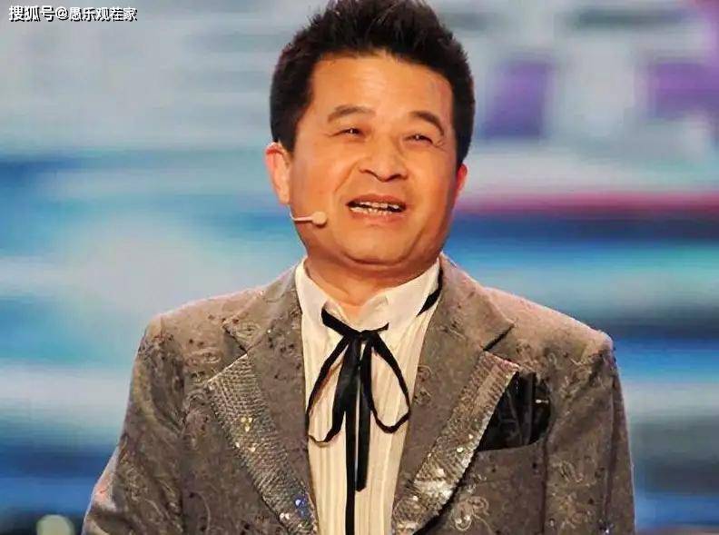 书法|原创61岁毕福剑现身商演，大秀歌喉书法，身体虽发福但精神状态不错