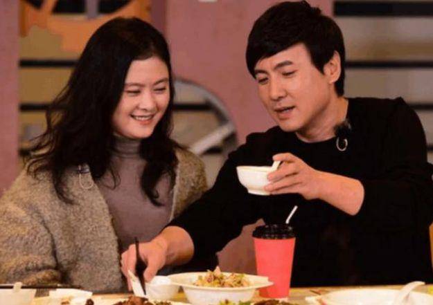 人设不保|人设不保？沈腾夜入会所短裙美女陪伴