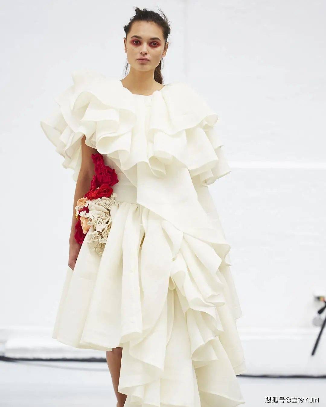 越南|被巴黎世家抄袭？把衣服种上鲜花、冻进冰块里？越南时装的高光时刻