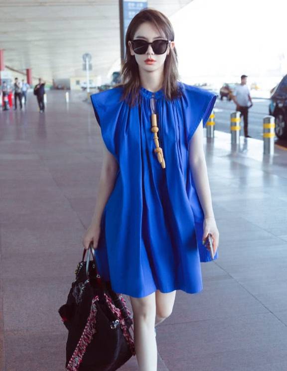 裙子|叮咚,您的碎花裙已过时,现在“纸片裙”占领时尚,潮人必盘!