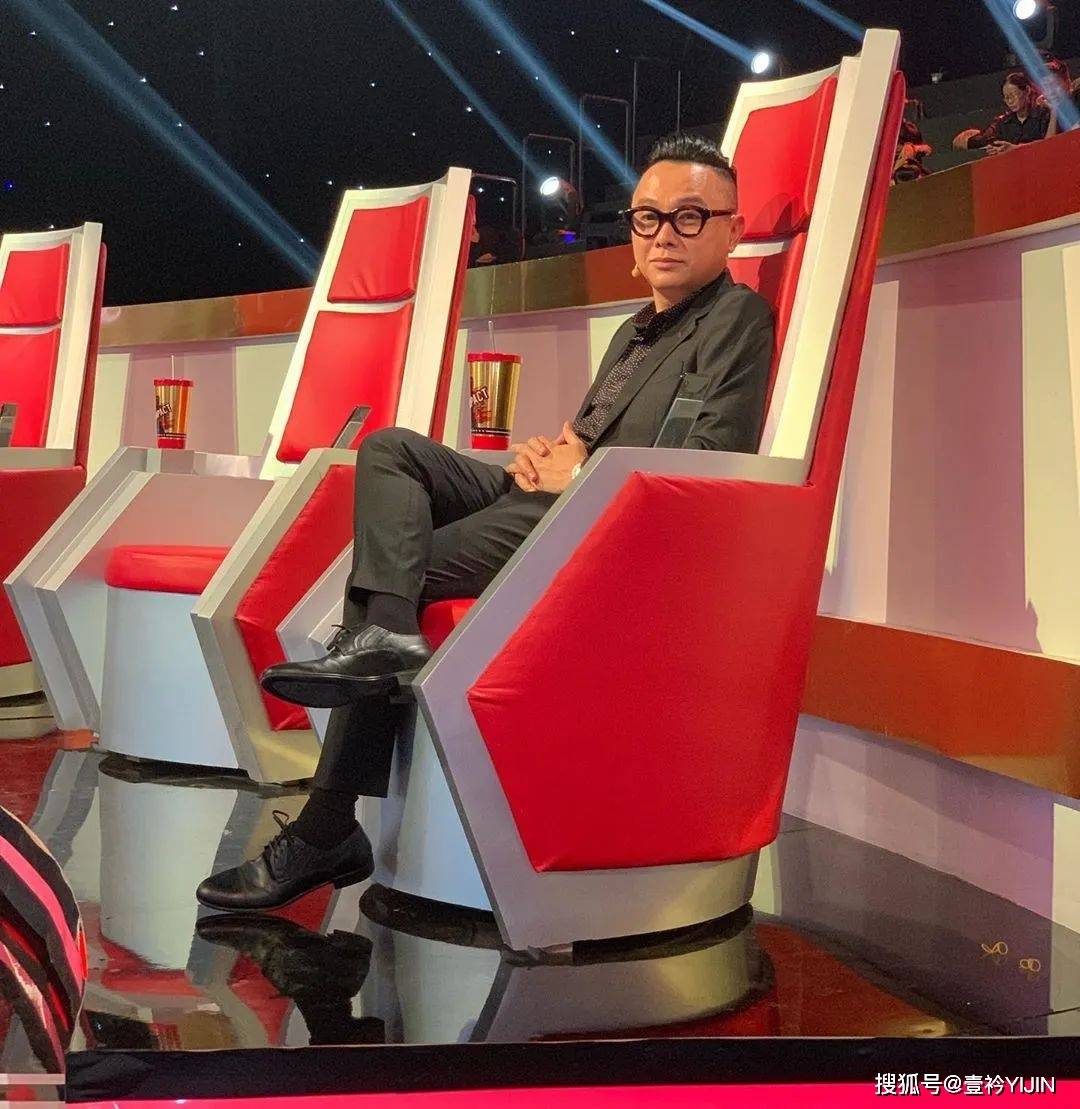 越南|被巴黎世家抄袭？把衣服种上鲜花、冻进冰块里？越南时装的高光时刻