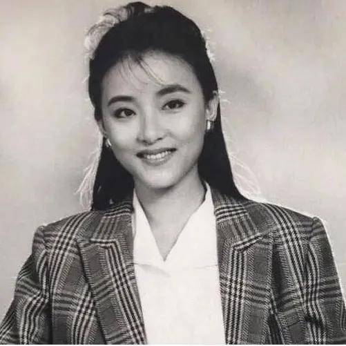 董卿|52岁的杨澜和46岁的董卿:活得漂亮的女人,应该是什么样的?