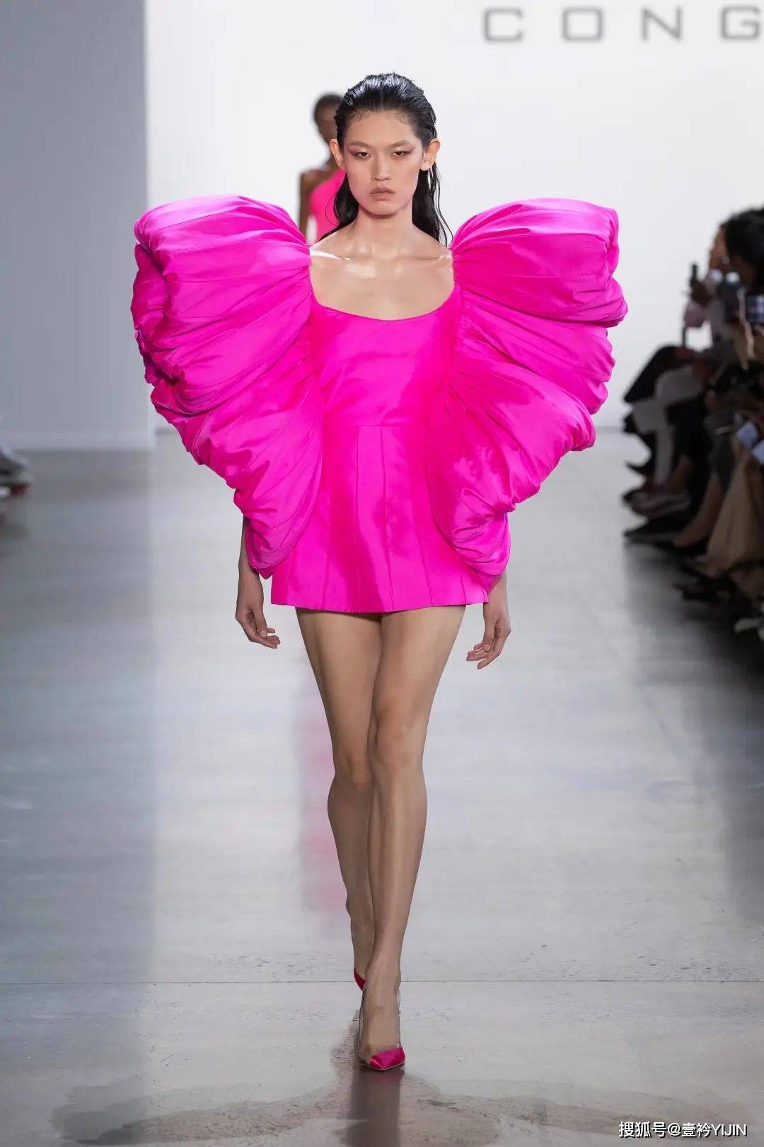 越南|被巴黎世家抄袭？把衣服种上鲜花、冻进冰块里？越南时装的高光时刻