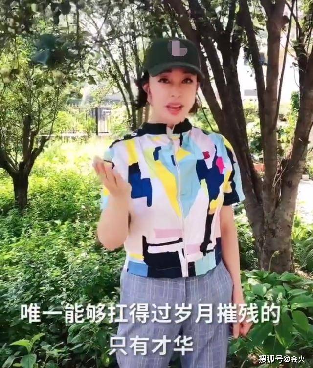 刘晓庆老年生活惬意，与服务员共舞身姿轻盈，