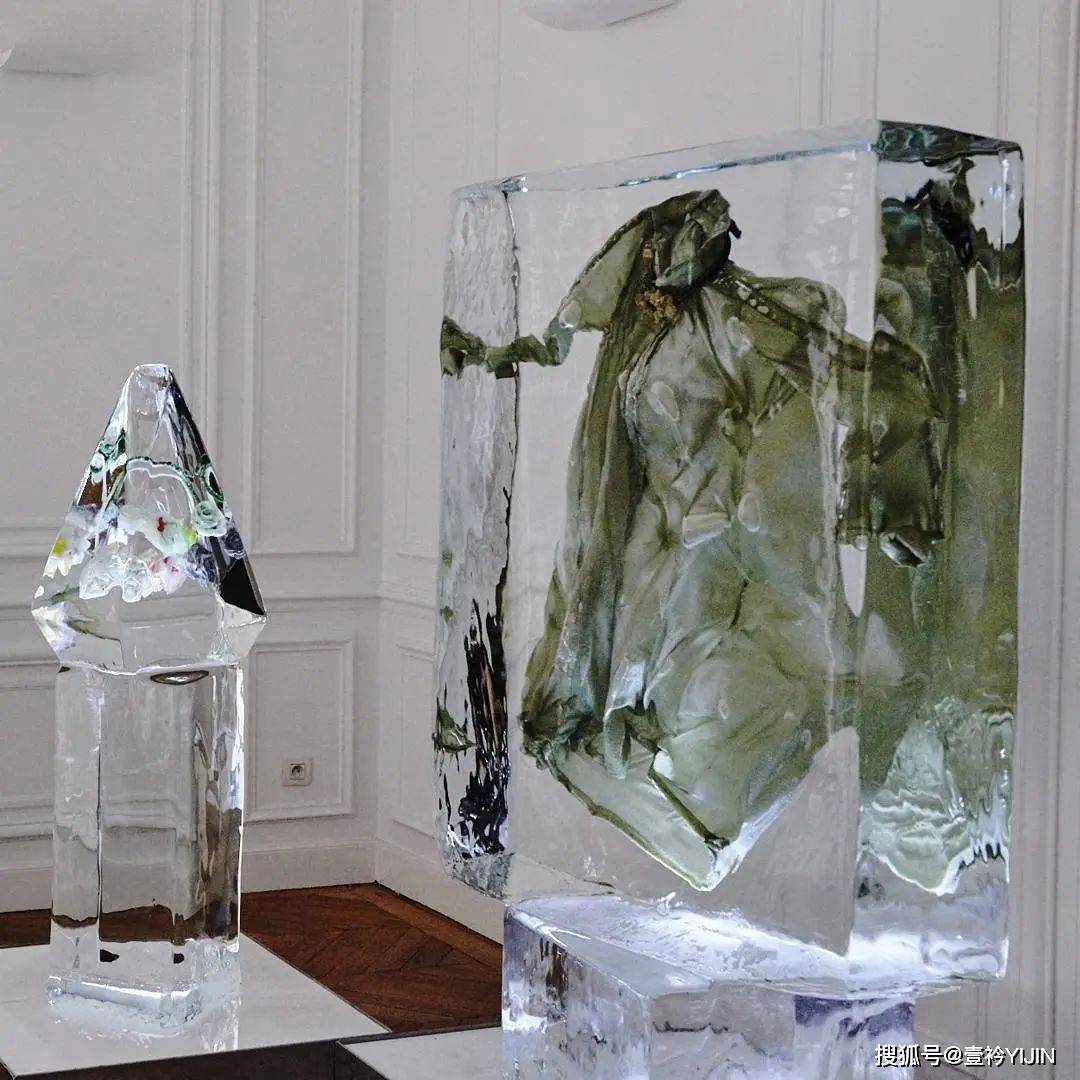 越南|被巴黎世家抄袭？把衣服种上鲜花、冻进冰块里？越南时装的高光时刻