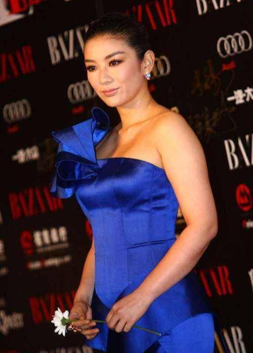 礼服|黄奕真是又A又飒，穿着礼服出门，但却带着英气感