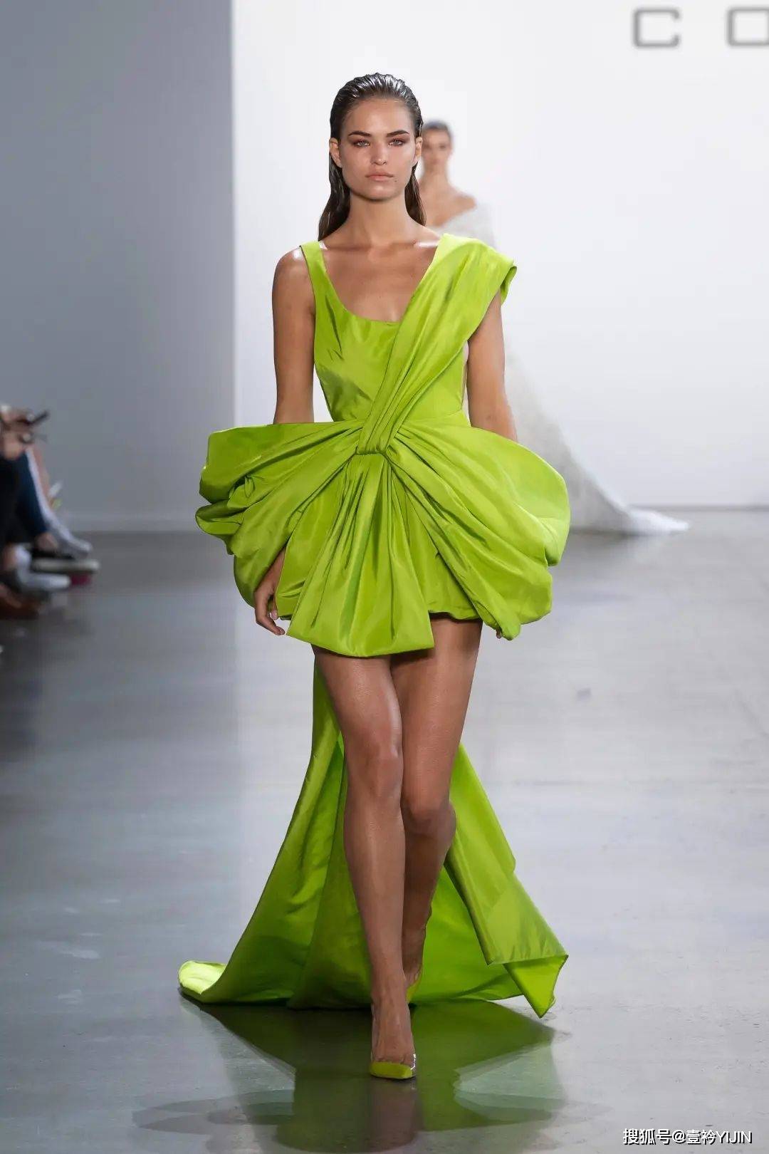 越南|被巴黎世家抄袭？把衣服种上鲜花、冻进冰块里？越南时装的高光时刻