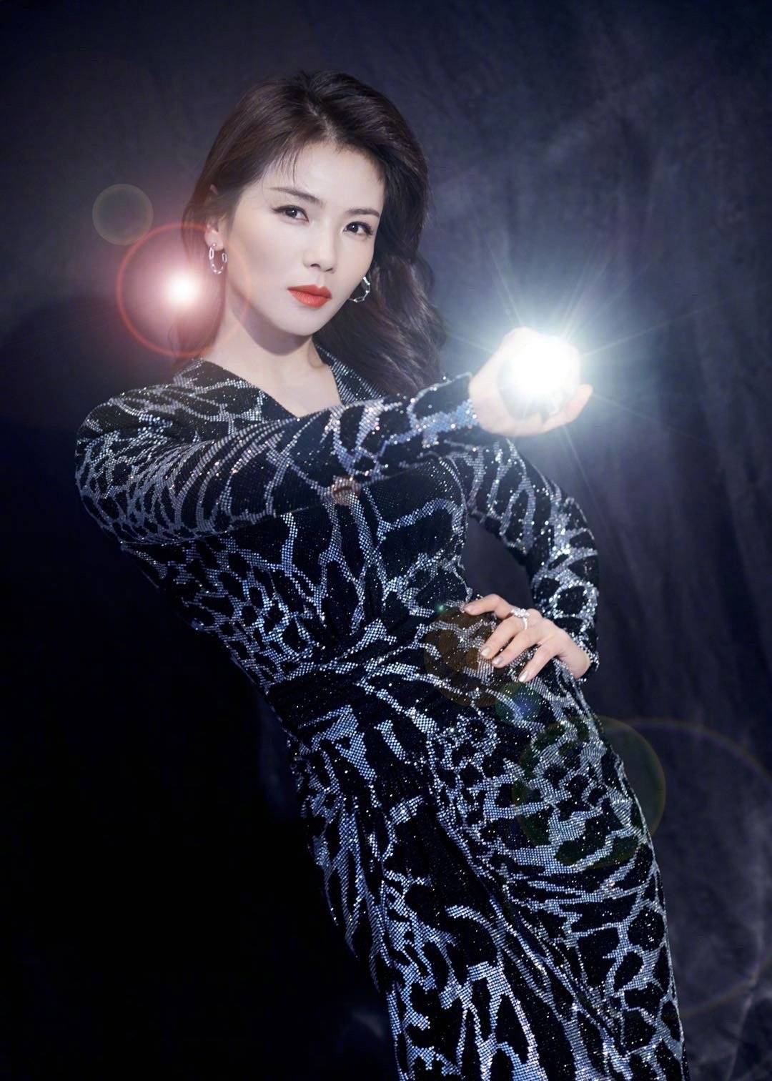 亮片|刘涛太有魅力，穿豹纹亮片裙惊艳亮相，身材让人流口水