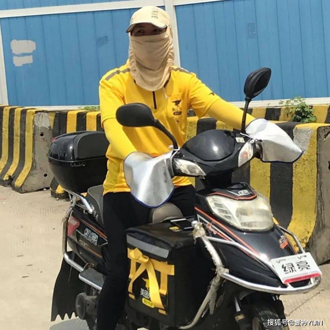 越南|被巴黎世家抄袭？把衣服种上鲜花、冻进冰块里？越南时装的高光时刻