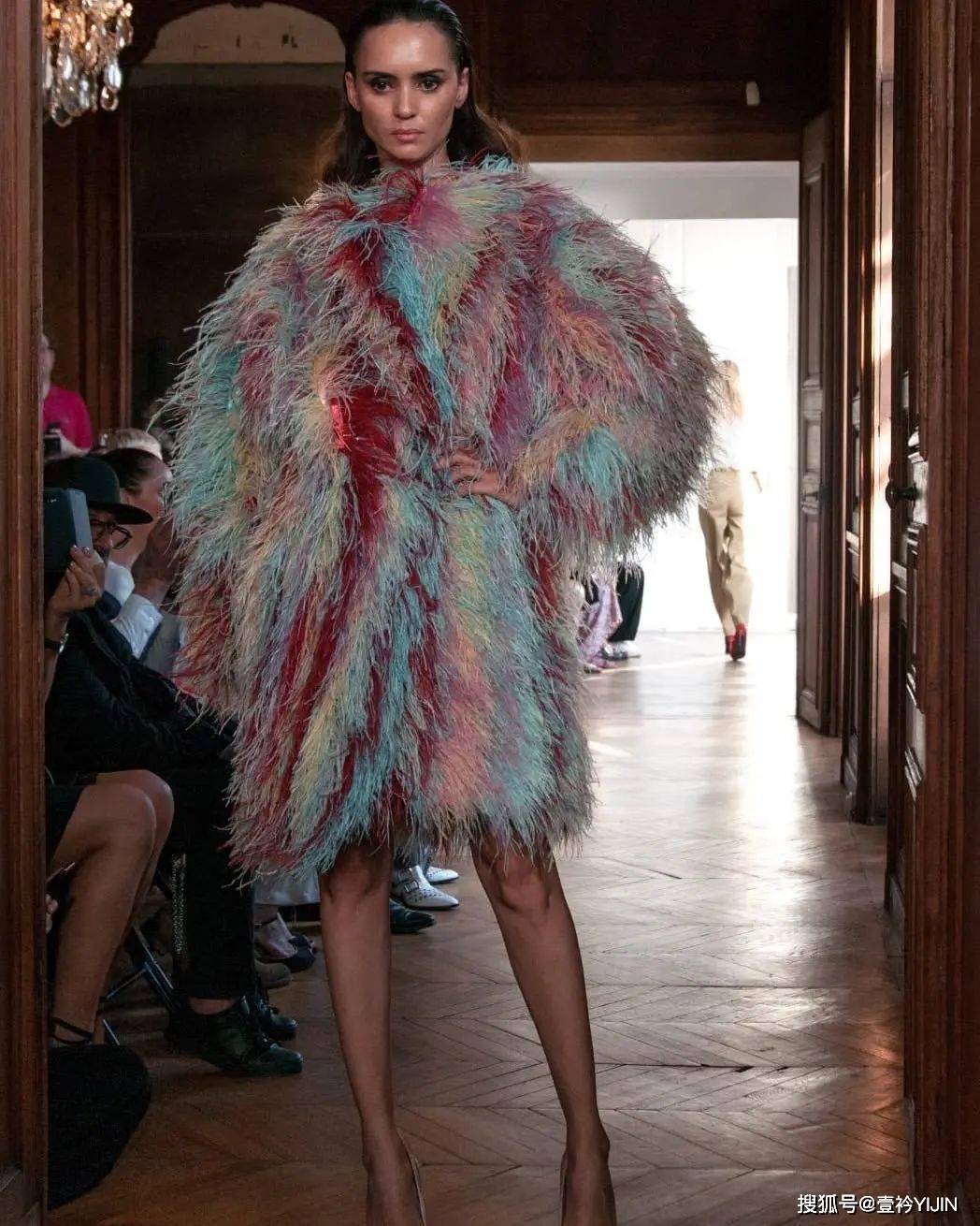 越南|被巴黎世家抄袭？把衣服种上鲜花、冻进冰块里？越南时装的高光时刻