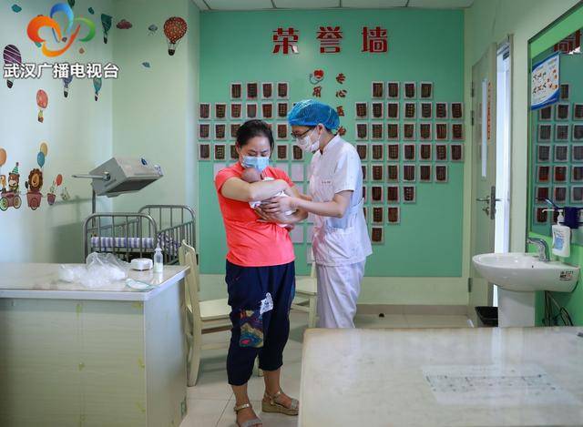 女婴|不容易！6个月超早产女婴活下来了 出生时仅500克