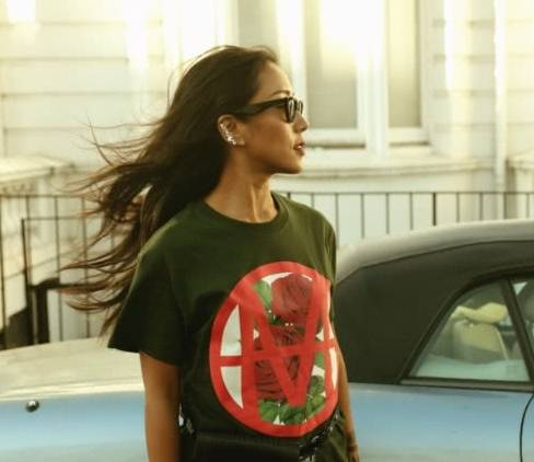 蝴蝶结|吉克隽逸又不安分了！胸前系个蝴蝶结就出门，性感度比柳岩还高级