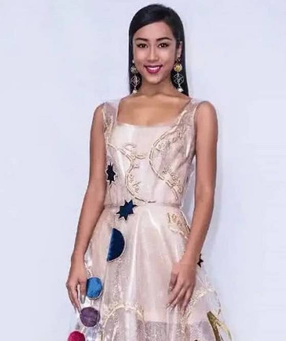 玻璃|吉克隽逸太敢穿了,这身“玻璃裙”穿出高级感,如今没男友真可惜