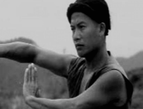 曾是武术冠军,因演恶人走红,却在拍戏睡觉时病发去世