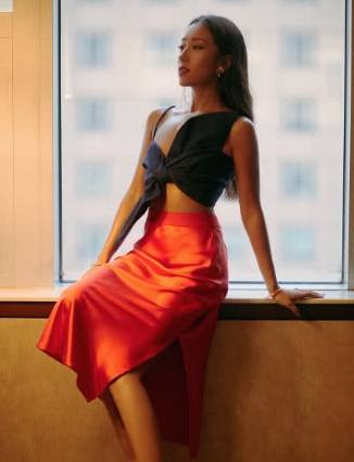 蝴蝶结|吉克隽逸又不安分了！胸前系个蝴蝶结就出门，性感度比柳岩还高级