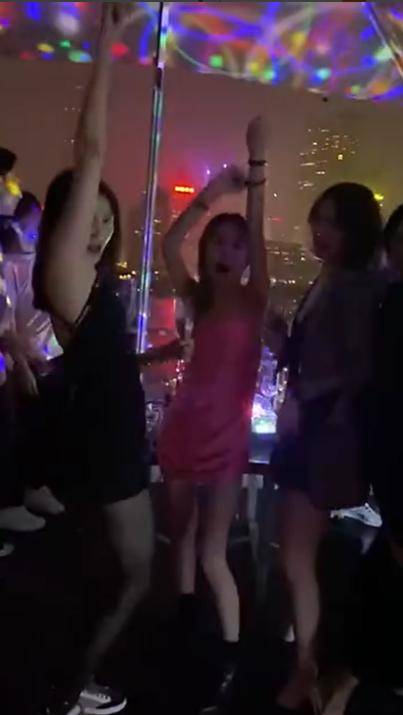 关晓彤与姐妹蹦迪庆生，现场视频和照片曝光，