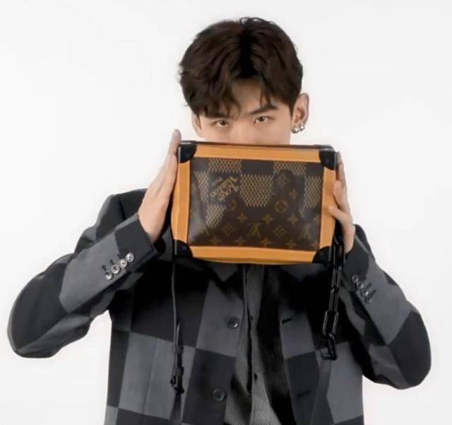 吴亦凡|众男星集体为奢侈品宣传，吴亦凡潮男范十足，朱一龙却被嘲像奶奶