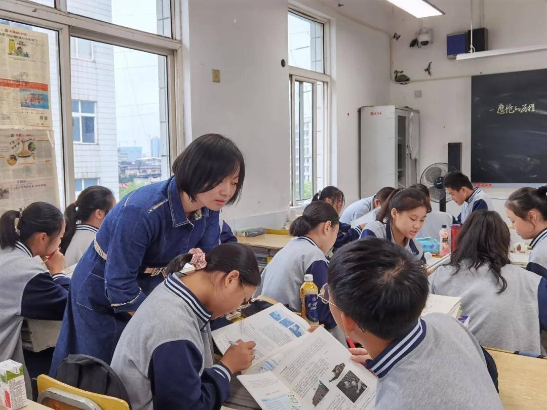 张灵芝老师的高一政治课堂罗平保老师的高一历史课堂陈辉老师的高一