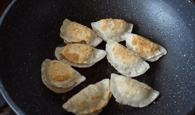 煎饺子怎么煎熟的 e935d791b20c47a2811be71272fbcb24.png