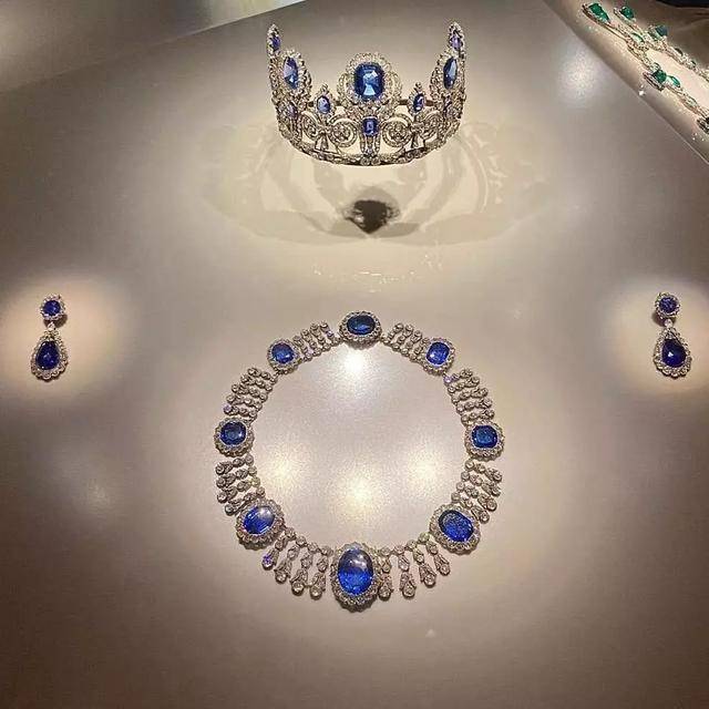 艾米丽钻石和蓝宝石镶嵌图案这是卢浮宫展出的最宏伟的珠宝之一
