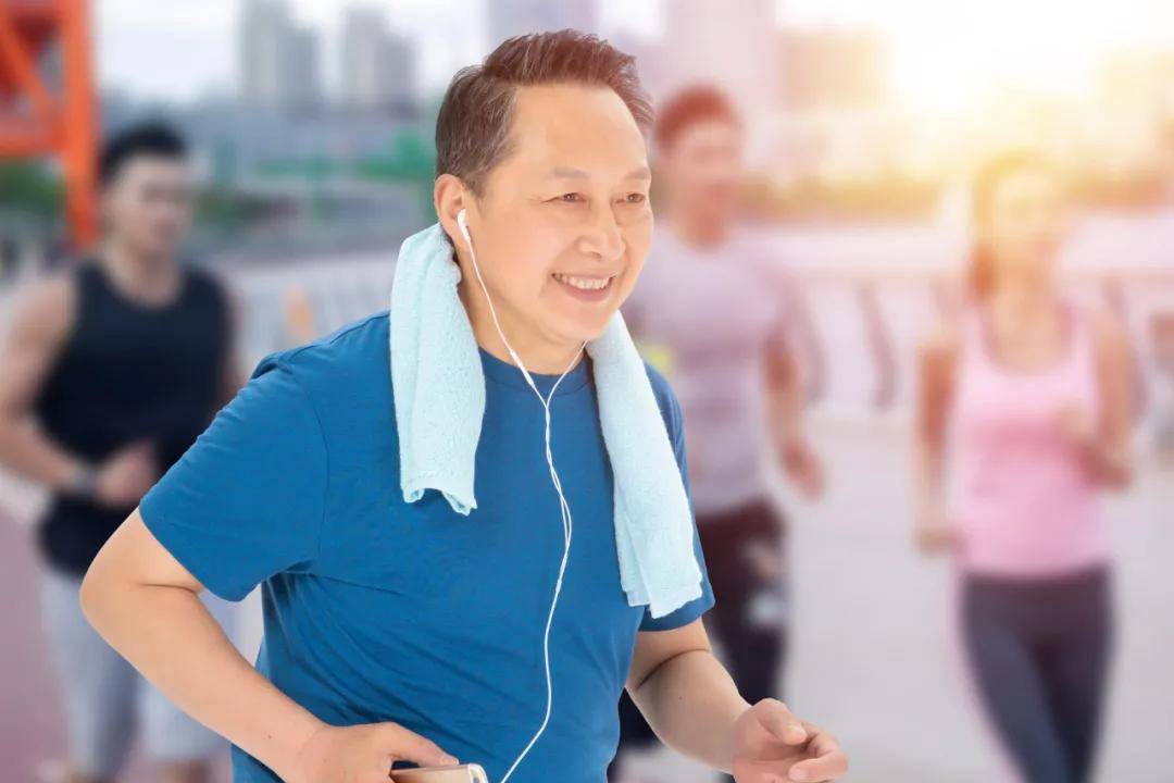 老年人跑步健身，三大细节需要注意，别因健身伤关节！