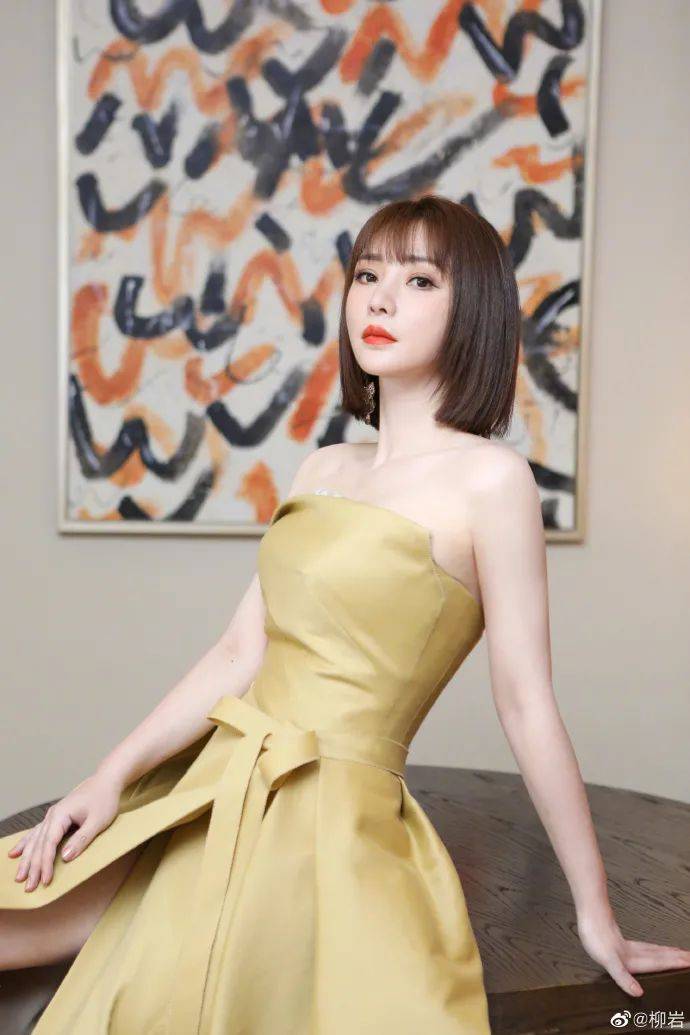 嫩黄色|柳岩穿嫩黄色抹胸裙秀性感魅力！雪肤娇嫩魔鬼曲线迷人