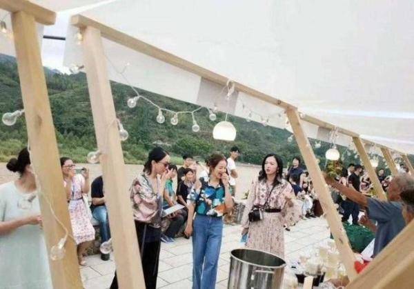 周迅|又被周迅惊艳了，穿真丝开衫配阔腿裤高级洋气，美成“上海贵妇”