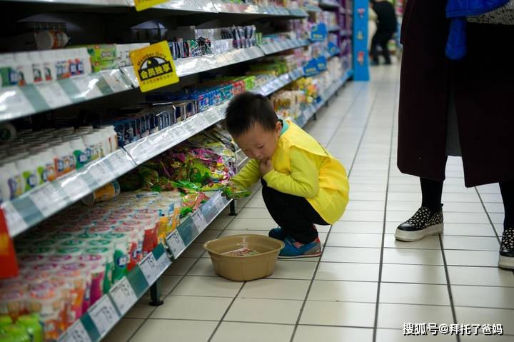 忠告|医生忠告：三种食物少给孩子吃，易损伤智力3岁女童“铅中毒”