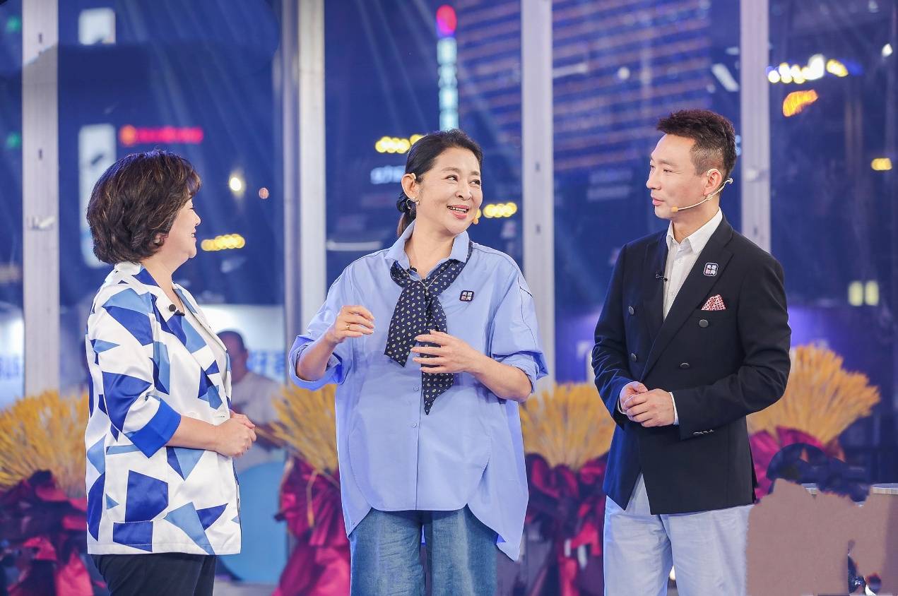 美颜|没了镜头滤镜,私下的倪萍更显老态,不过气场依旧强大!