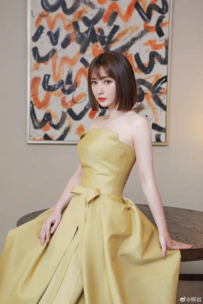 嫩黄色|柳岩穿嫩黄色抹胸裙秀性感魅力！雪肤娇嫩魔鬼曲线迷人