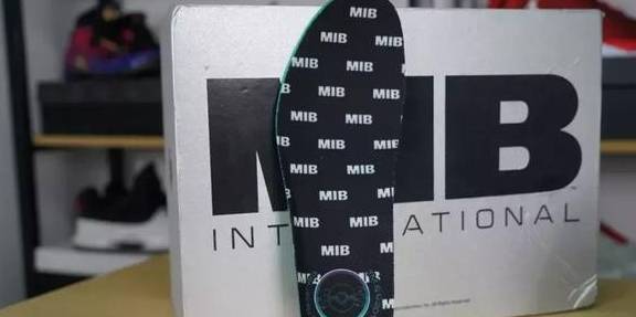 爆炸|国货逆天球鞋，脚感爆炸，送衣服还联名，发售价竟低于一千