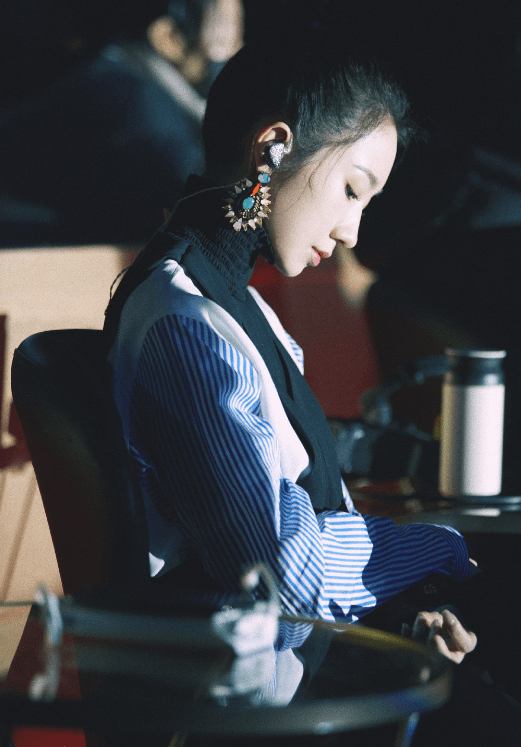 潮标|孟美岐新造型“丑”到难以置信？刘海是败笔，却被人说是时尚潮标