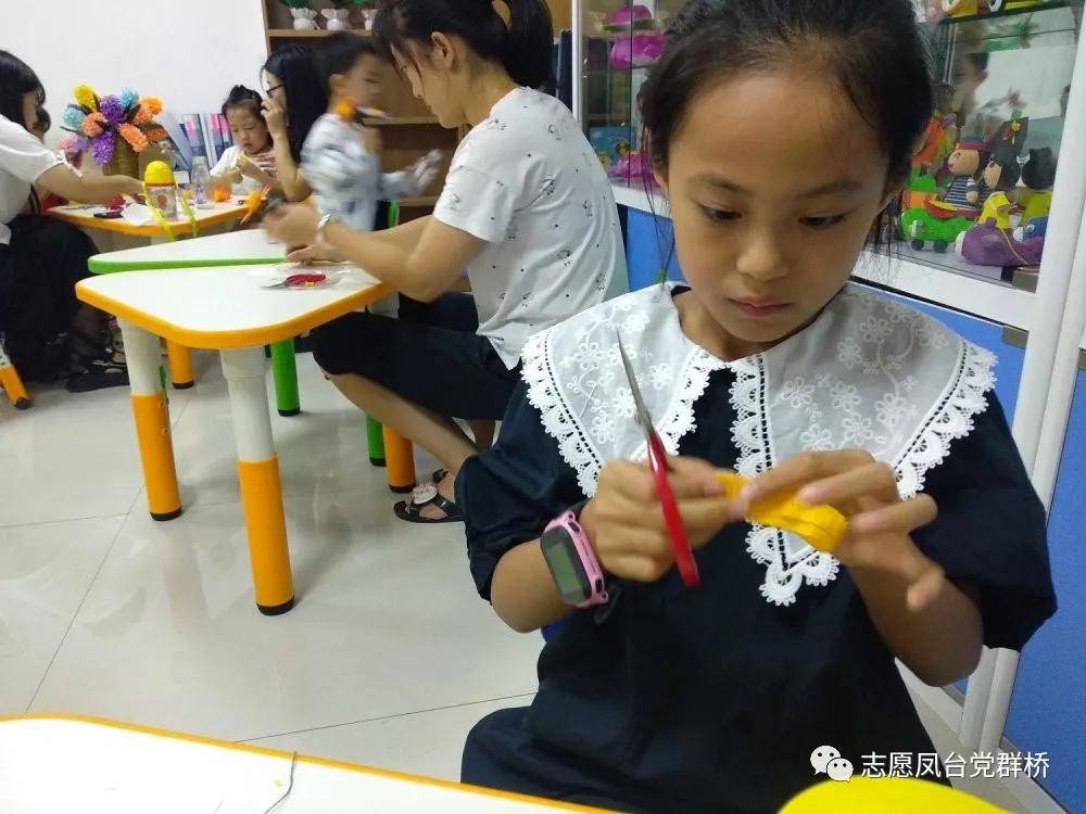把桑花剪在一起,一起玩得开心。 格桑花剪