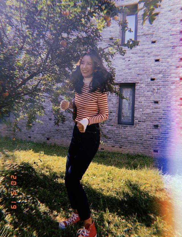 卖萌|张子萱石榴树下拍写真，嘟嘴卖萌凹造型，青春靓丽如花季少女