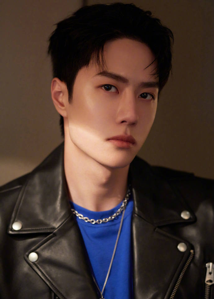 皮衣|王一博 黑色机车皮衣内搭蓝T，简简单单就很帅气