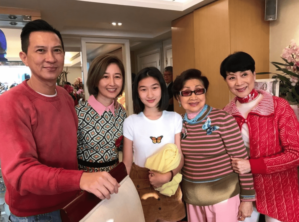 五官|还是香港老牌女星耐看，30年前的关咏荷和现在精致的五官无变化！