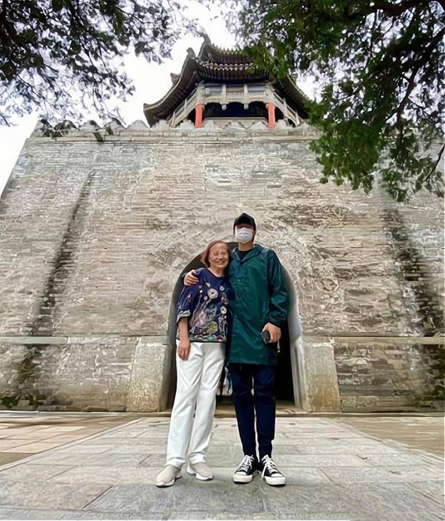 刺绣|邓超母亲真是中老年穿搭模板，穿丝绸刺绣上衣，宽松却不失时尚感