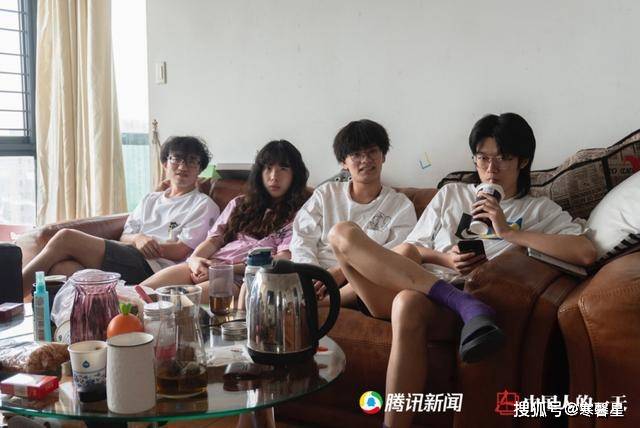 困在出租屋的应届毕业生:三男一女,毕业证、工作没着落