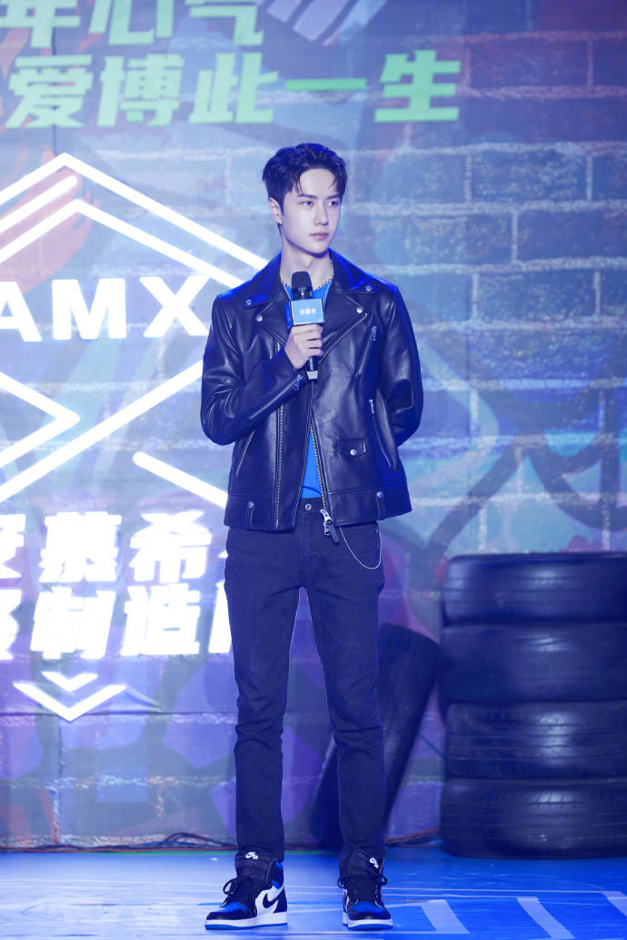 皮衣|王一博 黑色机车皮衣内搭蓝T，简简单单就很帅气