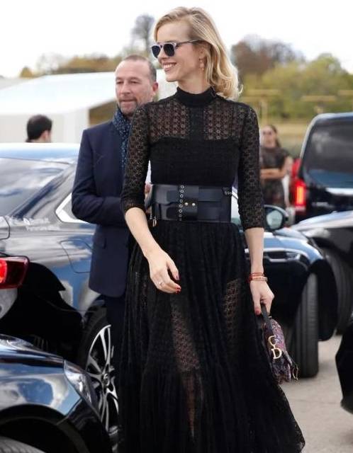 女性|多昂贵的礼服都不如一条小黑裙，比你想的更时髦，闪耀年底派对季