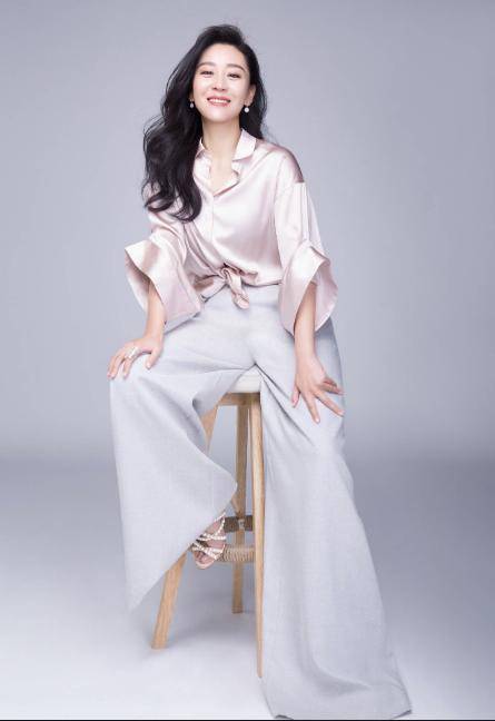 西装裤|苗圃真会穿衣服,披肩配西装裤女人味十足,高级又精致