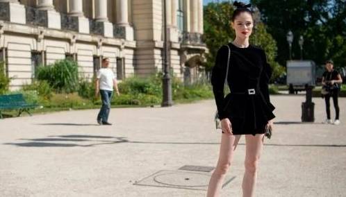 女性|多昂贵的礼服都不如一条小黑裙，比你想的更时髦，闪耀年底派对季