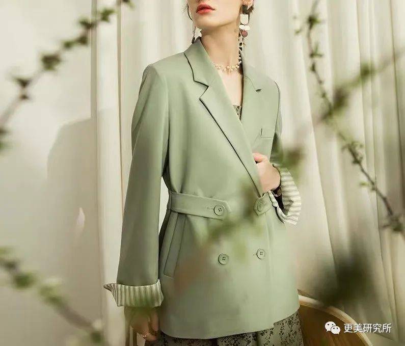 fa|钟楚曦妈妈暴露她整形石锤，虞书欣土成乡镇女企业家…