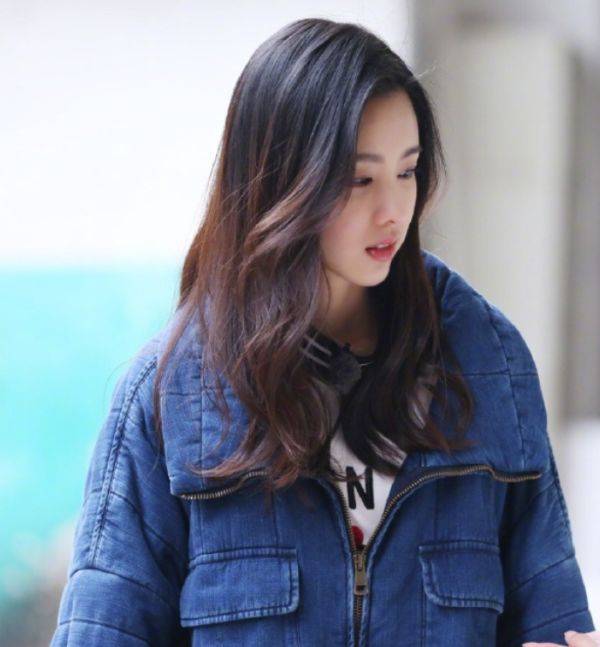 都灵|陈都灵树丛中拍照，被人“批”照片不清楚，难道是不自信？