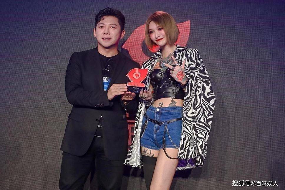 陈羽凡约会小女友露啤酒肚 活成了幸福的路人