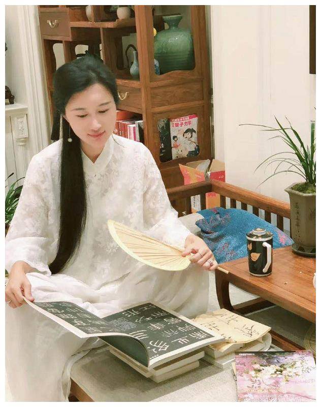 69岁张纪中每晚哄娃不喊累，娇妻频晒幸福大赞体